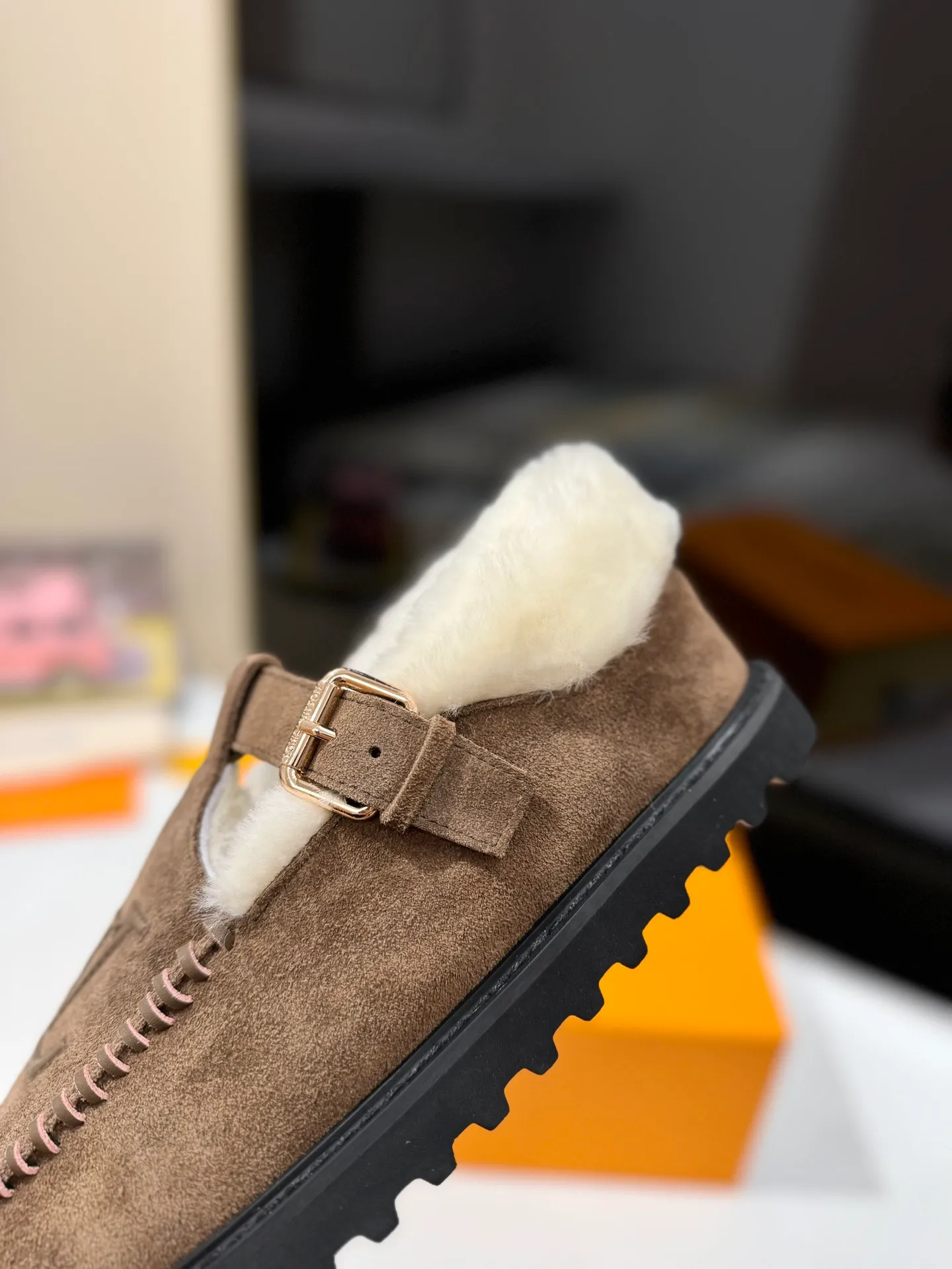 👟👟Ex-factory price 560👟👟 Louis Vuitton lv louis vuott…on fw24 new arrival～The latest furry slippers for autumn and winter🏂🏂 This pair of furry slippers is also very good-looking! The leather ones are very high-end! ! !Paired with denim shorts in autumn and winter, it’s perfect! Put it on and you will instantly have your ideal height! 😍 A favorite style, with fashion elements, the appearance of the upper is full of nobility. Wearing it can always show off the fashionable charm of women. It is fashionable but not too showy. The high-end beef tendon on the upper and the Lvjia letter buckle are so beautiful. ✅Upper: imported high-end frosted/cow leather ✅Outsole: original outsole ✅Inner lining: imported real wool ✅Size: 35-42 (41.42 customized, non-returnable) ✅Packaging: full set of original drawer box